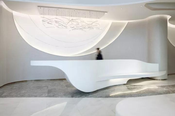 一個讓你仿若穿越時空的科技展廳，展示未來生活形態插圖